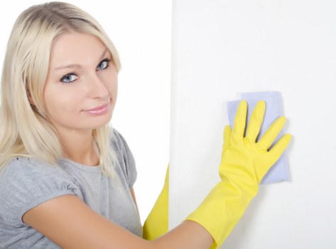 Carpet cleaning service improving the look of a living room floor